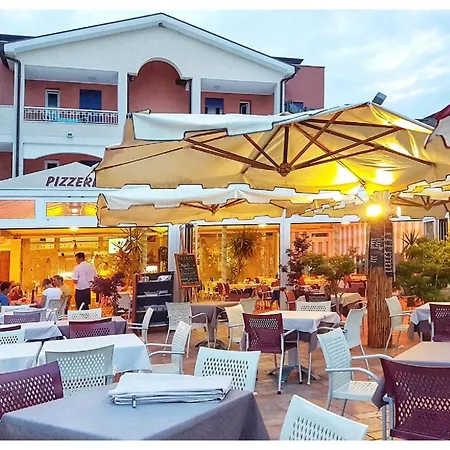 Ai Pini Lido Altanea Apartmán *