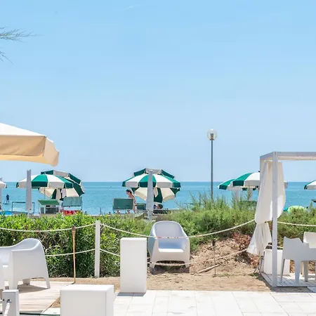 Ai Pini Lido Altanea * קאורלה